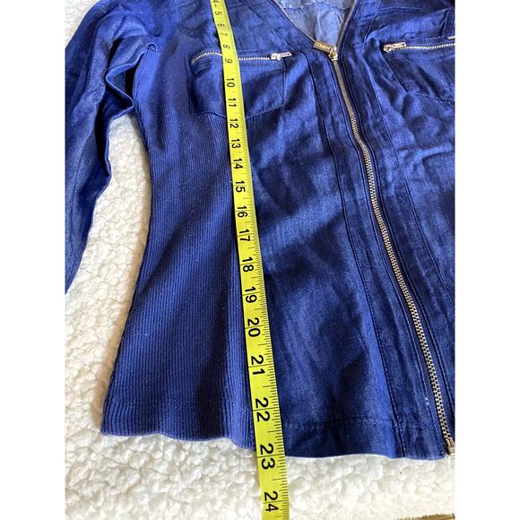 Guess Women’s Light Jean Blouse Zipper Closure Size Medium - Picture 6 of 9